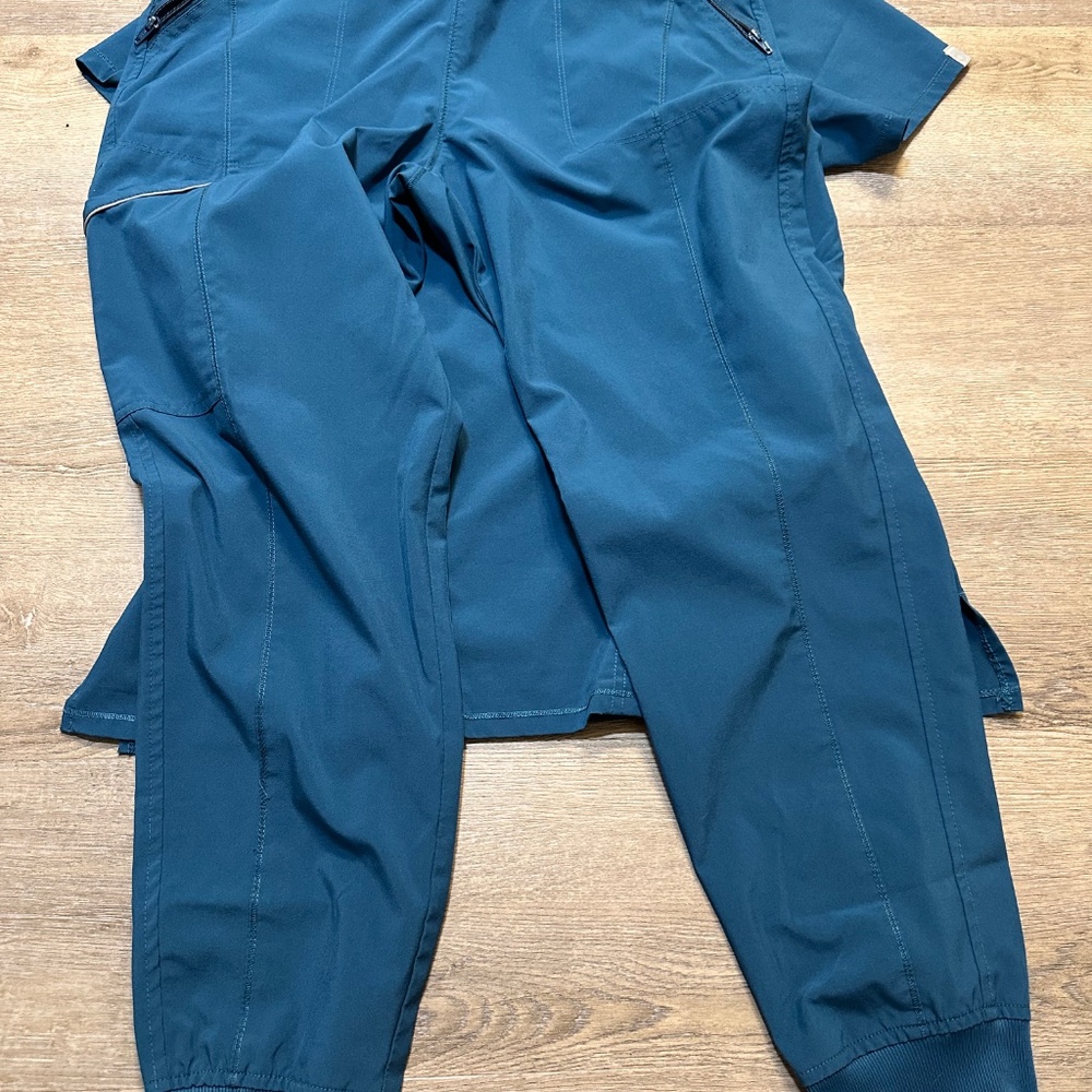 Women’s Scrub Set – Size Medium – Teal – Gently Used - Picture 3 of 3